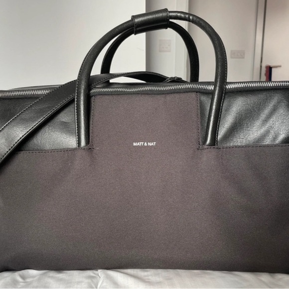 Matt & Nat Black Vegan Canvas Weekender Duffel Bag Like New - Picture 4 of 16